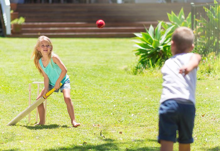 frère jouant au cricket avec sa petite sœur