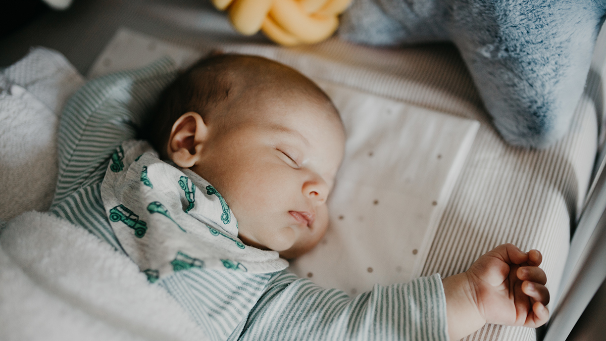 Во сне дают ребенка. Baby Danger. Как одевать ребенка спать на ночь до года.