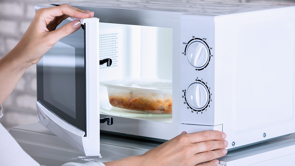 8 mistakes people make when using a microwave